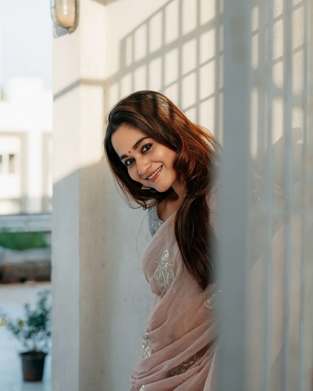 Tamil TV Actress Kaavya Arivumani in Pink Saree Blue Blouse